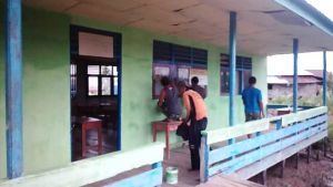Satgas TMMD Bantu Cat Madrasah Nurul Islamiyah di Desa Pangkal Duri