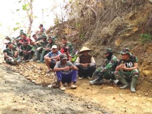 Karena Capek, Satgas dan Warga Beristirahat