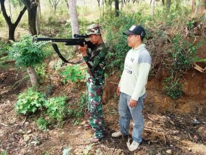 Satgas TMMD Ajari Warga Cara Menembak Yang Benar