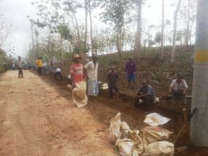Satgas TMMD Reg-103 Dan Warga Sedang Mengerjakan Parit Pinggir Jalan Makadam   