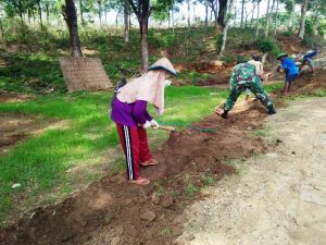 Ibu Darmi Ikut Membantu Menyelesaikan Sisa Pekerjaan