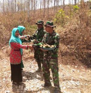 Ibu-Ibu PKK Kirim Ketela Hangat Penambah Semangat   