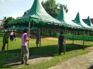 Sambut Penutupan TMMD, Satgas dan Warga Pasang Tenda