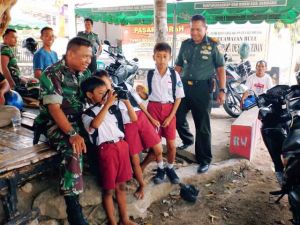 Satgas TMMD Ajarkan Anak SD Mengambil Gambar Yang Bagus
