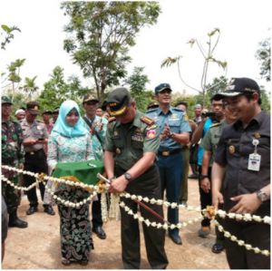Pemotongan Pita, Tandai Peresmian Jalan Baru Program TMMD