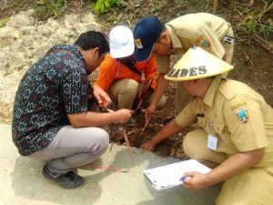 Dispermades Rembang, Cek Kuwalitas Cor Jalan Program TMMD