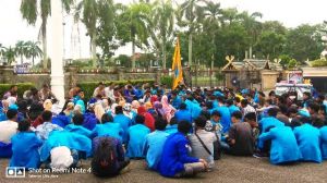 Aksi di Kantor Gubernur, Mahasiswa dan Polisi Berzikir Bersama