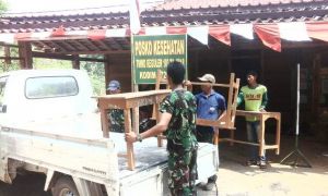 Bersama Warga, Personel Kodim Rembang Kemasi Barang Dari Pos Kotis
