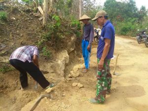 Kuhancurkan Batu, Agar Air Tak Terhalang Saat Turun Hujan
