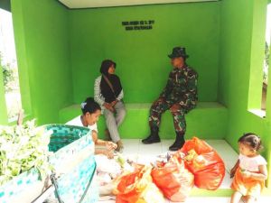 Manfaatkan Pos Kamling Untuk Berdagang Disiang Hari