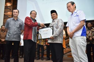 Pimpin Kota Jambi, Fasha-Maulana Awali Dengan Dua Penghargaan Bidang Penanganan Kemiskinan dan UKM