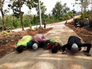 Usai Pekerjaan fisik TMMD Warga Sujud Syukur