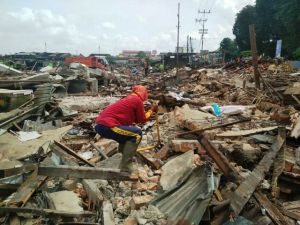 Wow, Pemulung Raup Ratusan Ribu di Bongkaran Pasar Angso Duo Lama