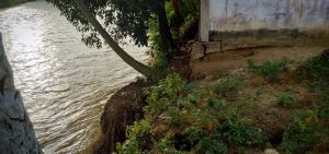 Warga Durian Lecah Cemas Tebing Belakang Rumah Runtuh