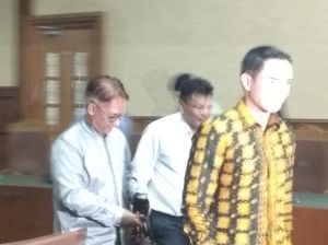 Zumi Zola Menangis Minta Dihukum Ringan