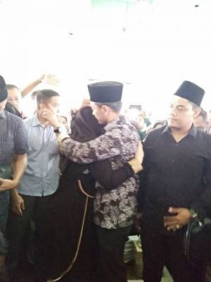 Tiba di Pemakaman, Pelukan Zola ke Sherrin Ini Bikin Haru   