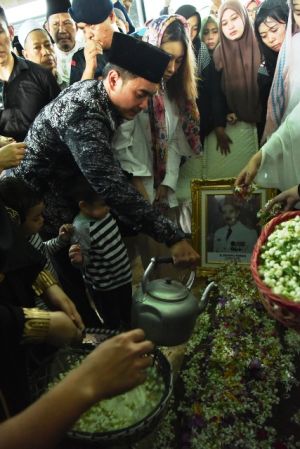 FOTO: Kesedihan Keluarga Zola di Pemakaman Zulkifli Nurdin