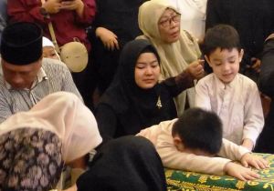 Begini Kelucuan Dua Putra Zumi Zola Saat Berada di Depan Peti ZN