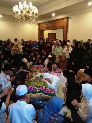 Ratu Munawarrah Tak Henti Peluk Peti Jenazah, Pelayat Ikut Menangis      