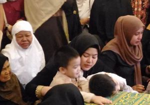 Sherrin dan Dua Anaknya Ikut Antar Jenazah ZN