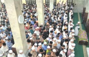 VIDEO : Antusiasme Warga Jambi Menyolatkan Jenazah Zulkifli Nurdin