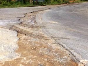Rusak, Jalan Simpang Empat Tanjung Menanti Akses ke Bandara Bungo Dikeluhkan