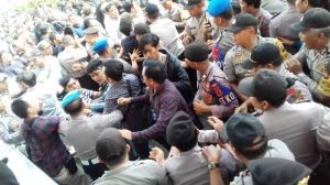 Setelah Saling Sikut, Cornelis Buston Temui Massa   