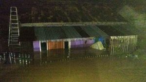 Di Kembar Lestari Banjir Hampir Tenggelamkan Rumah Warga