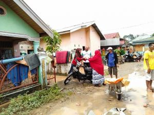 Pasca Banjir, Masyarakat Kembar Lestari Bagikan Nasi Bungkus, Warga: Bukan dari Pemerintah   