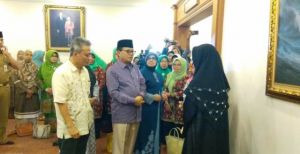 Disambut Ratu Munawarrah dan Hazrin Nurdin, Fachrori  dan Istri Takziyah ke Rumah Almarhum ZN