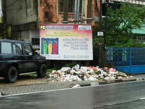 Miris...Tumpukan Sampah di Depan Spanduk Ajakan Kelola Lingkungan di Kelurahan Rajawali