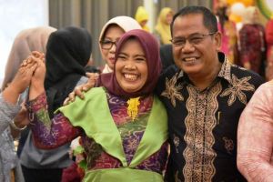 Penampilan Fashion Show HUT DWP Provinsi Jambi, Ini Kemesraan Wahyuddin Bersama Istri