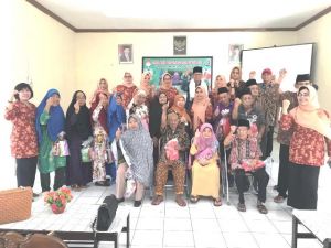 DWP RSUD Jambi Sambangi Panti Jompo, Drg Sri: Kakek Nenek, Jangan Lupa Bahagia Ya   