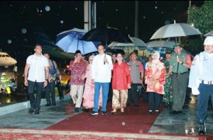 Hujan Saat Turun dari Pesawat, Jokowi Bawa Payung Sendiri