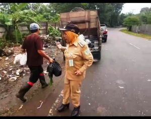 Camat Paal Merah Berang Ada yang Buang Sampah Sembarangan