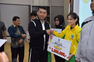 Apresiasi Pejuang Olahraga, Wali Kota Fasha Serahkan Bonus Atlit Berprestasi