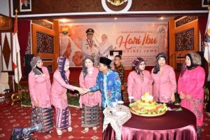 Kenakan Tengkuluk Jambi, Ini Penampilan Istri Wakapolda saat Hadiri Peringatan Hari Ibu   