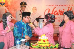 Mesranya... Potong Tumpeng Peringatan Hari Ibu, Fachrori Lahap Suapan dari Istri Tercinta   