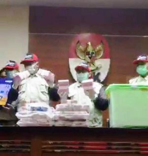 Ada Uang, Samsung Galaxy Note 9 hingga Fortuner  Dugaan Suap ke Deputi IV Kemenpora