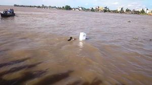 VIDEO: Simulasi KPU Provinsi Jambi Kotak Suara Dihanyutkan di Sungai Batanghari