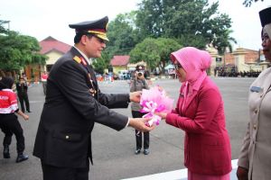 Hadiri Peringatan Hari Ibu, Ny Ning Muchlis Dapat Kejutan Bunga dari Wakapolda Jambi   