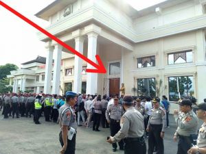 Ratusan Petugas Penuhi Halaman Parkir dan Pintu Kantor DPRD Tertutup Rapat   