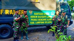 Korem 042/Gapu Serahkan Bantuan untuk  Korban Tsunami  di Lamsel