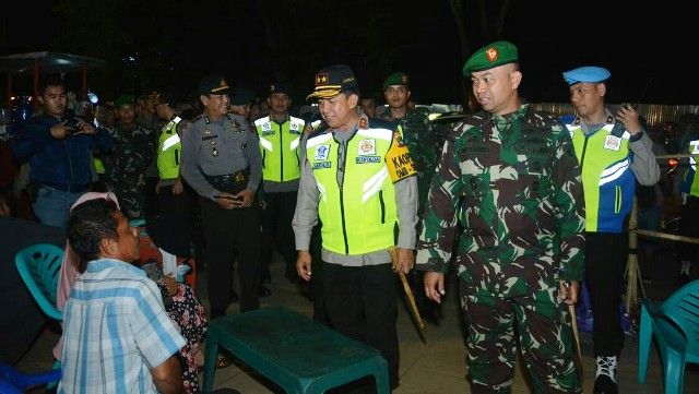 Danrem 042/Gapu Bersama Kapolda Jambi saat melakukan patroli di malam tahun baru