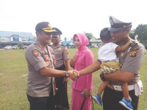 Didampingi Anak dan Istri, 100 Personil Polisi Ikuti Upacara Kenaikan Pangkat yang Dipimpin Kapolres