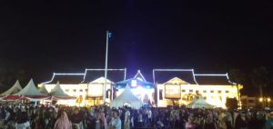 Ribuan Masyarakat Padati Lapangan Kantor Gubernur Jambi Malam Ini