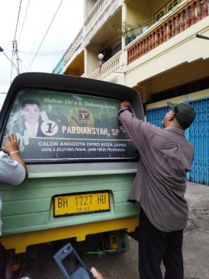 Bawaslu Eksekusi Stiker Caleg Di Angkutan Umum   