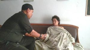Doakan Segera Sembuh, Asari Berikan Bantuan ke Penderita Kanker Payudara   