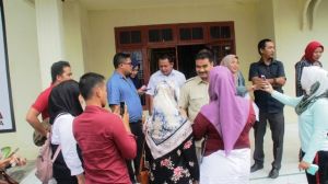 Tak Ada Pelanggaran Tentang Beasiswa, Puluhan Ibu-Ibu Datangi SAH Sampaikan Dukungan