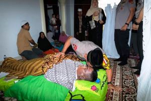 Takziah ke Rumah Anggota Brimob yang Meninggal di Tanjabbar,  Kapolda  Sampaikan Belasungkawa